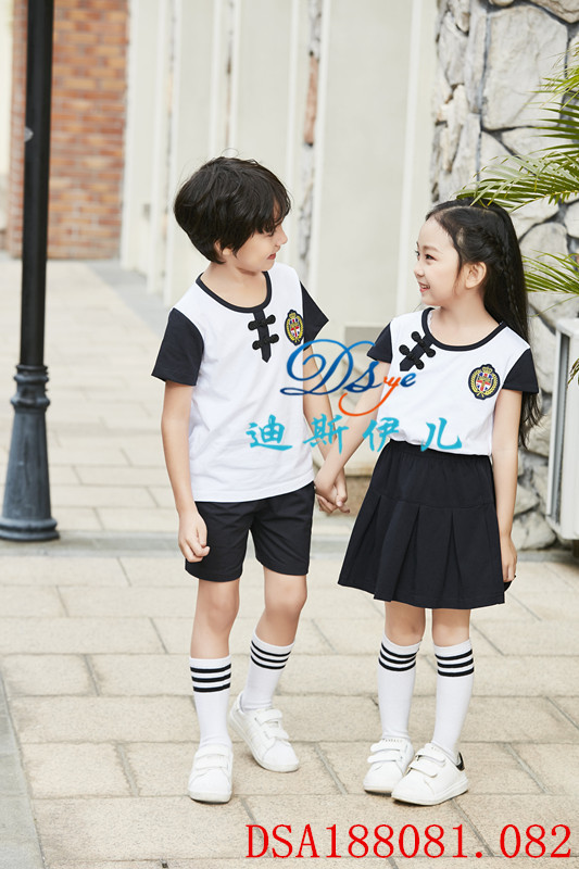 幼兒園服裝每年幾套，有沒(méi)有收費(fèi)標(biāo)準(zhǔn)？